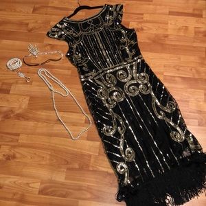 1920s style flapper dress with accessories!!